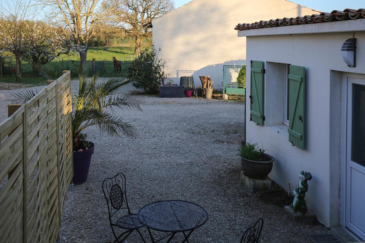 Le gîte vert Saint-Germain-de-Lusignan Extérieur photo