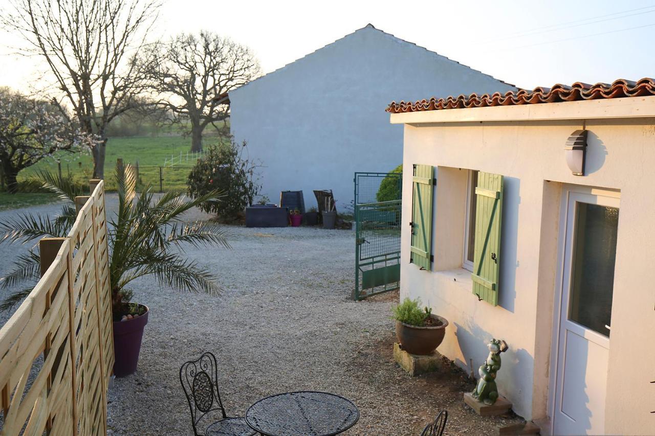 Le gîte vert Saint-Germain-de-Lusignan Extérieur photo